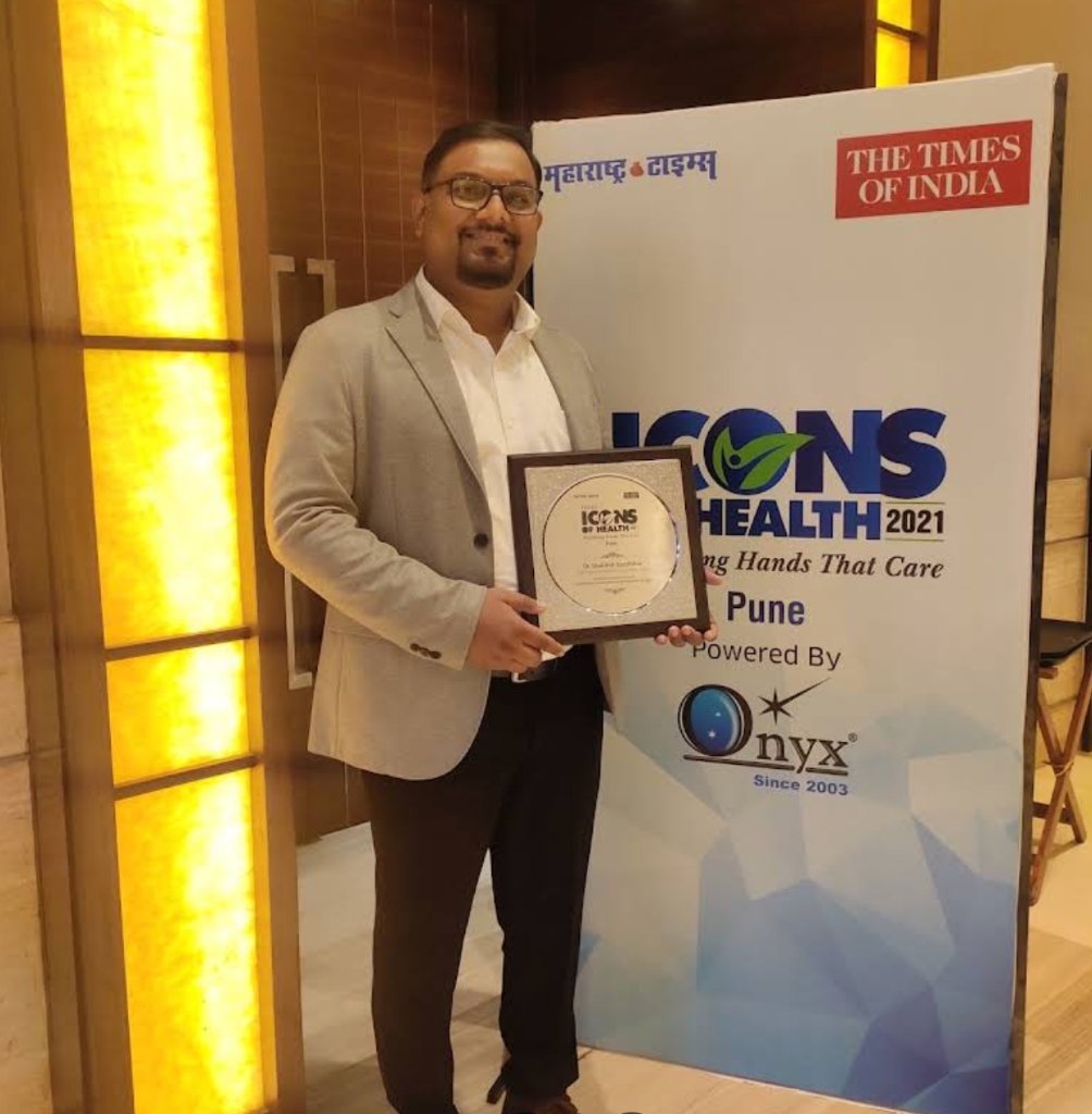 Dr. Shailesh Sandbhor receiving the Icons of Health Award by The Times of India and Maharashtra Times